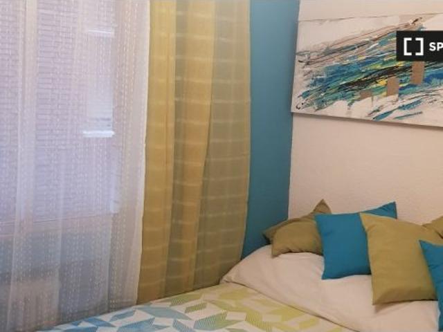 Se alquila habitación en piso compartido de 6 habitaciones en Alcalá de Henares, perfecta para profe