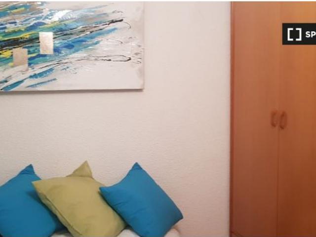 Se alquila habitación en piso compartido de 6 habitaciones en Alcalá de Henares, perfecta para profe