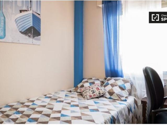 Se alquila habitación en piso compartido de 6 habitaciones en Alcalá de Henares, solo para profesion