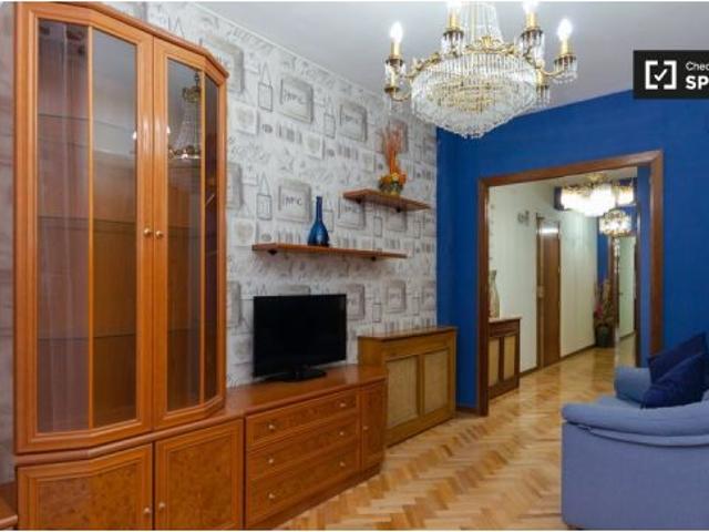 Se alquila habitación en piso compartido de 6 habitaciones en Alcalá de Henares