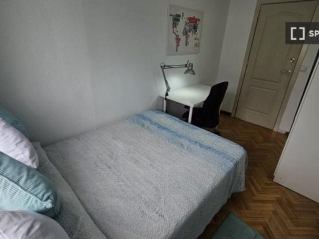 Se alquila habitación en piso compartido de 6 habitaciones en Alcalá de Henares