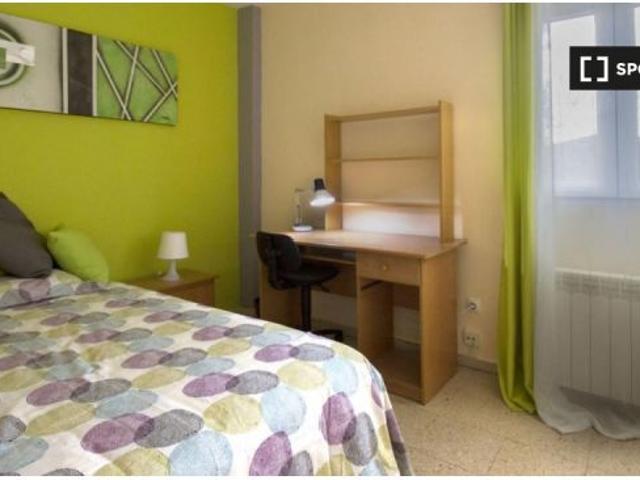 Se alquila habitación en piso compartido de 6 habitaciones en Alcalá de Henares
