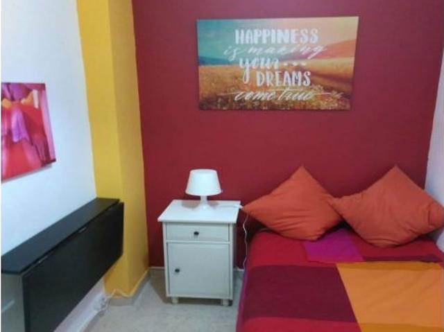 Se alquila habitación en piso compartido de 6 habitaciones en Alcalá de Henares