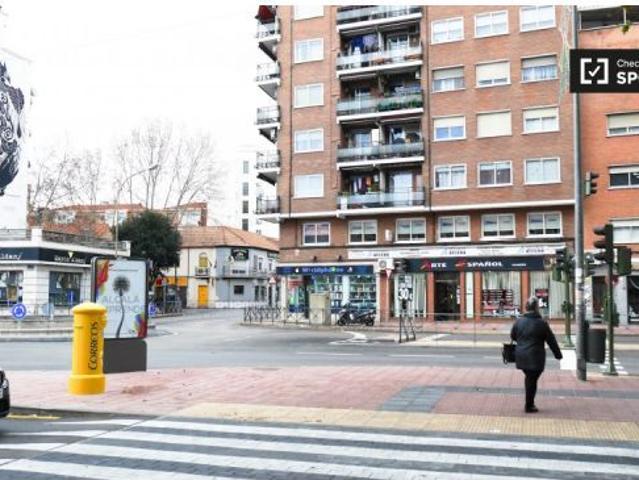 Se alquila habitación en piso compartido de 6 habitaciones en Alcalá de Henares