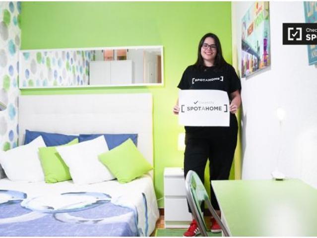 Se alquila habitación en piso compartido de 6 habitaciones en Alcalá de Henares