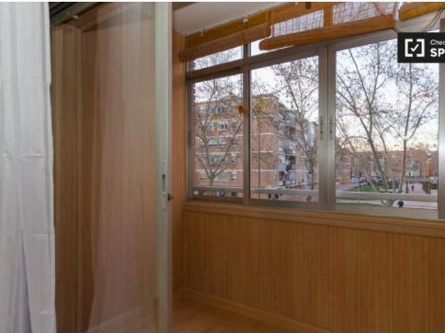 Se alquila habitación en piso compartido de 6 habitaciones en Alcalá de Henares
