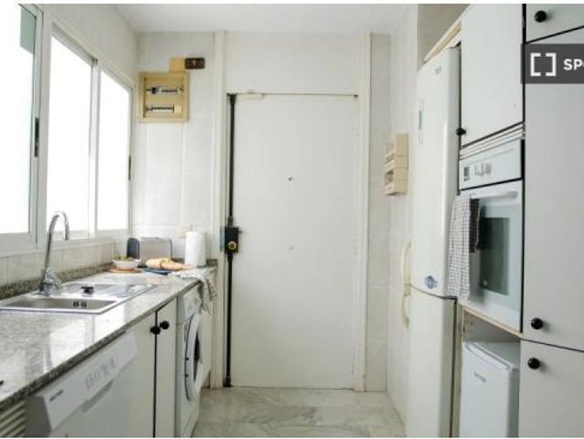 Se alquila habitación en piso compartido de 6 habitaciones en Alicante