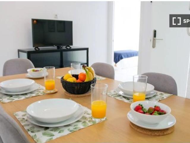 Se alquila habitación en piso compartido de 6 habitaciones en Alicante