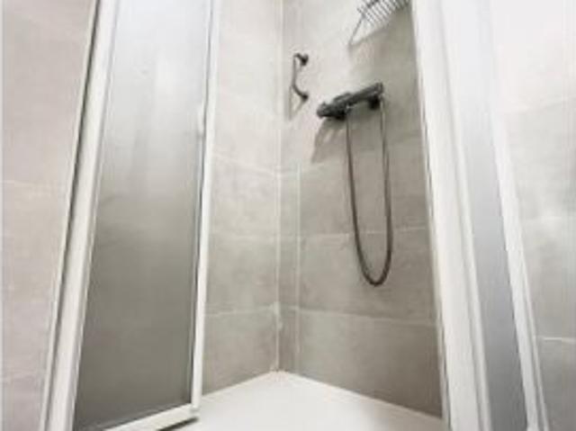 Se alquila habitación en piso compartido de 6 habitaciones en Argüelles Moncloa, gastos incluidos