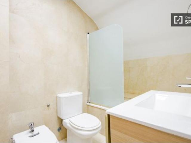 Se alquila habitación en piso compartido de 6 habitaciones en Canillas