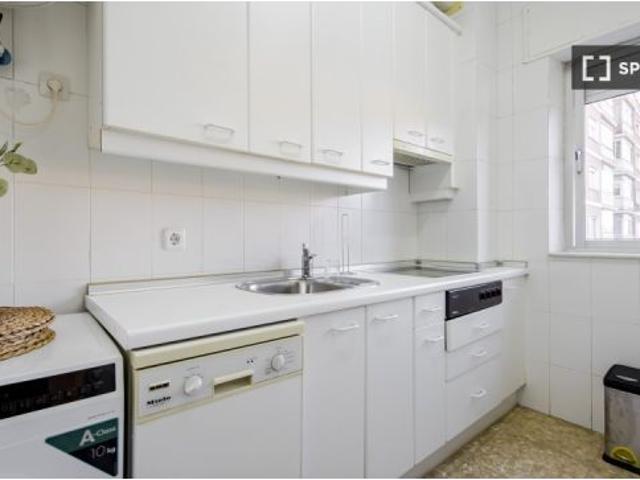 Se alquila habitación en piso compartido de 6 habitaciones en Castilla, solo profesionales