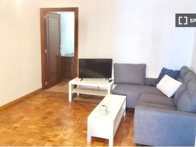 Se alquila habitación en piso compartido de 6 habitaciones en Castilla, todos los gastos incluidos