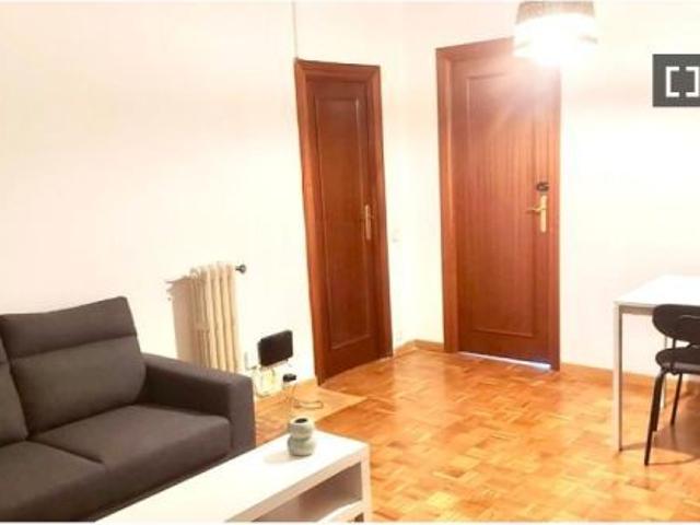 Se alquila habitación en piso compartido de 6 habitaciones en Castilla, todos los gastos incluidos