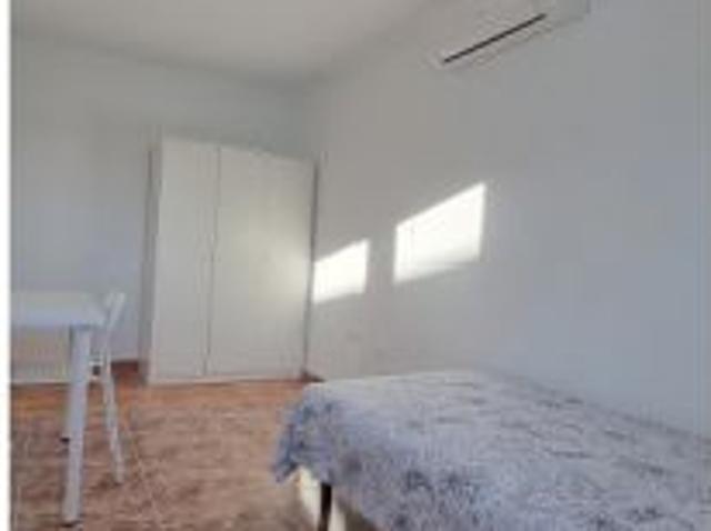 Se alquila habitación en piso compartido de 6 habitaciones en Cartagena, todos los gastos incluidos