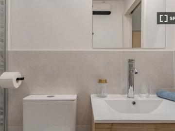 Se alquila habitación en piso compartido de 6 habitaciones en Centro, gastos incluidos