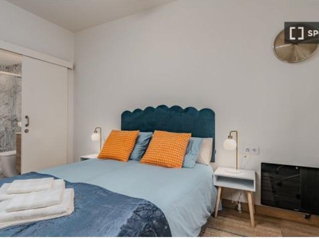Se alquila habitación en piso compartido de 6 habitaciones en Centro, gastos incluidos