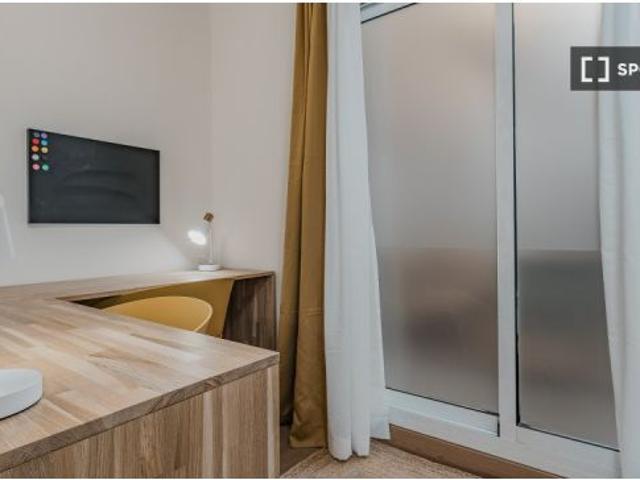 Se alquila habitación en piso compartido de 6 habitaciones en Centro, gastos incluidos