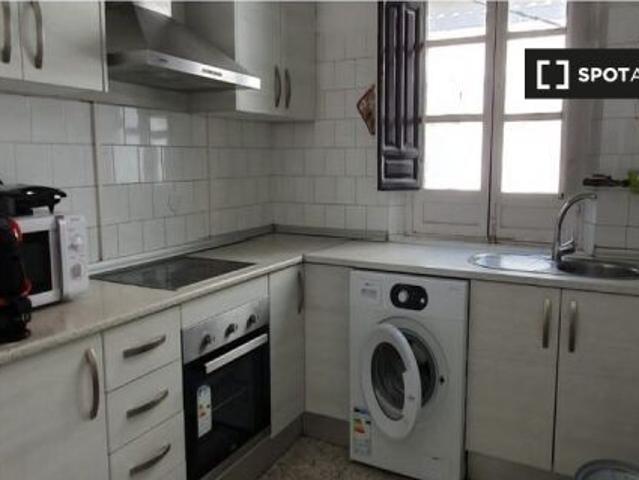 Se alquila habitación en piso compartido de 6 habitaciones en Centro Sagrario
