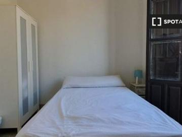 Se alquila habitación en piso compartido de 6 habitaciones en Centro Sagrario, apta para profesional