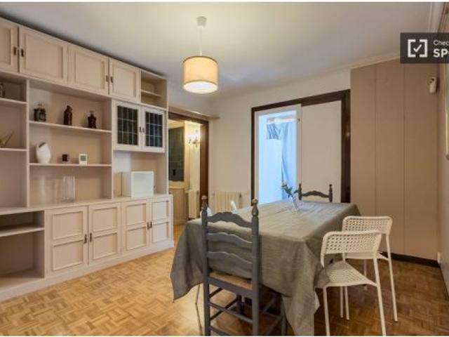 Se alquila habitación en piso compartido de 6 habitaciones en el Congrés i els Indians sólo para pro