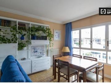 Se alquila habitación en piso compartido de 6 habitaciones en El Plantío, todos los gastos incluidos