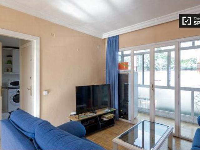 Se alquila habitación en piso compartido de 6 habitaciones en El Plantío, todos los gastos incluidos