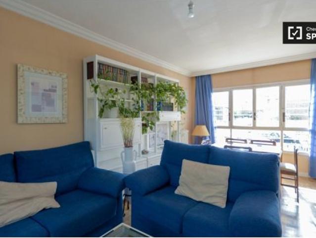 Se alquila habitación en piso compartido de 6 habitaciones en El Plantío, todos los gastos incluidos