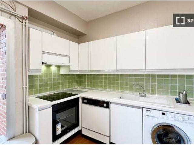 Se alquila habitación en piso compartido de 6 habitaciones en Fuente del Berro, todos los gastos inc