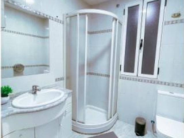 Se alquila habitación en piso compartido de 6 habitaciones en Goya, Madrid, los inquilinos deben ser