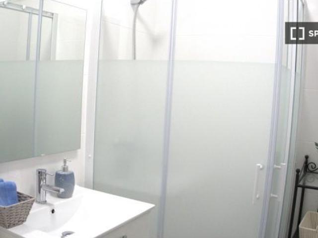 Se alquila habitación en piso compartido de 6 habitaciones en Justicia, solo profesionales