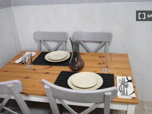 Se alquila habitación en piso compartido de 6 habitaciones en Justicia, solo profesionales