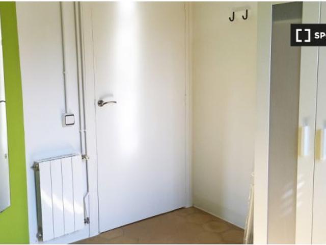 Se alquila habitación en piso compartido de 6 habitaciones en l' Antiga Esquerra de l 