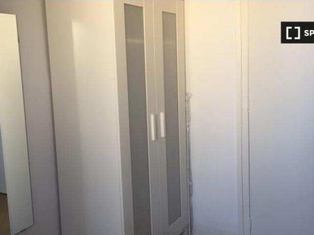 Se alquila habitación en piso compartido de 6 habitaciones en l' Antiga Esquerra de l 