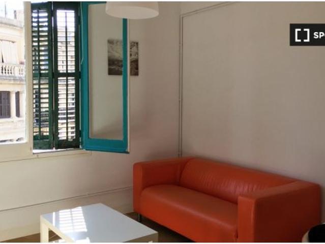Se alquila habitación en piso compartido de 6 habitaciones en l' Antiga Esquerra de l 