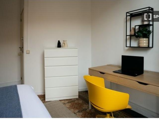 Se alquila habitación en piso compartido de 6 habitaciones en la Nova Esquerra de l' Eixampl