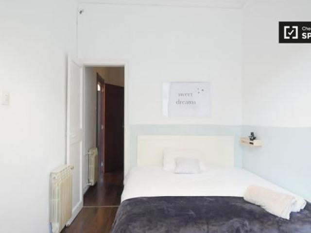 Se alquila habitación en piso compartido de 6 habitaciones en la Dreta de l' Eixample