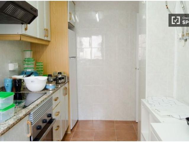 Se alquila habitación en piso compartido de 6 habitaciones en La Gran Vía, solo profesionales