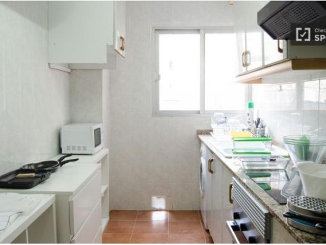 Se alquila habitación en piso compartido de 6 habitaciones en La Gran Vía, solo profesionales
