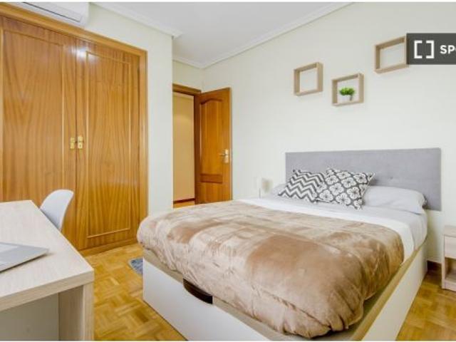 Se alquila habitación en piso compartido de 6 habitaciones en La Paz, gastos incluidos, solo profesi