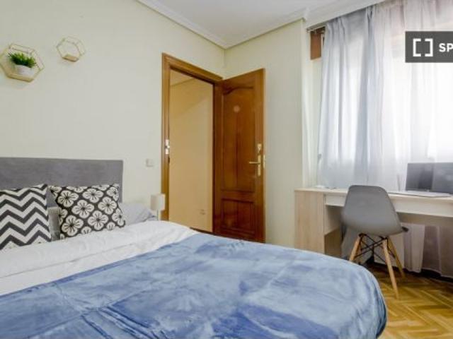 Se alquila habitación en piso compartido de 6 habitaciones en La Paz, gastos incluidos, solo profesi