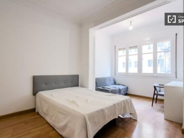 Se alquila habitación en piso compartido de 6 habitaciones en lAntiga Esquerra de lEixample, todos l