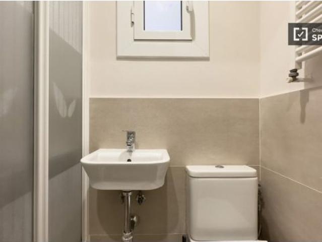 Se alquila habitación en piso compartido de 6 habitaciones en lAntiga Esquerra de lEixample