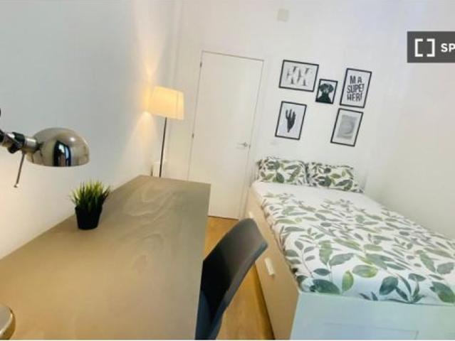 Se alquila habitación en piso compartido de 6 habitaciones en Lista