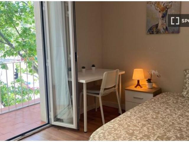 Se alquila habitación en piso compartido de 6 habitaciones en Palomeras Bajas