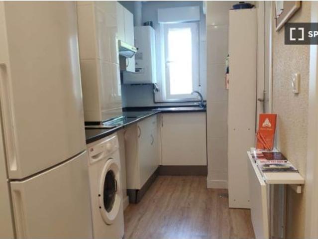Se alquila habitación en piso compartido de 6 habitaciones en Palomeras Bajas