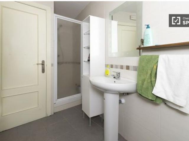 Se alquila habitación en piso compartido de 6 habitaciones en Palacio, todos los gastos incluidos
