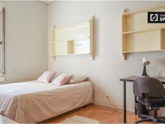 Se alquila habitación en piso compartido de 6 habitaciones en Palacio, todos los gastos incluidos, s