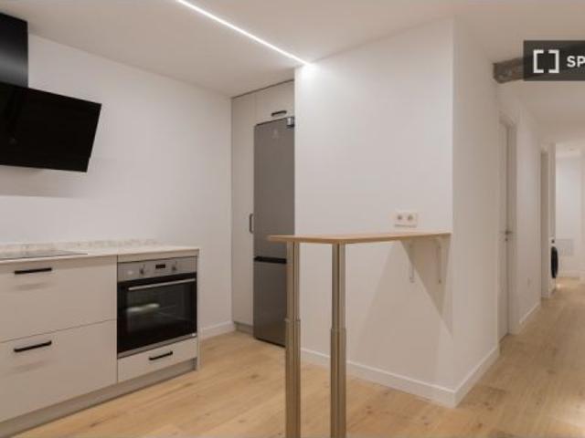 Se alquila habitación en piso compartido de 6 habitaciones en Peñagrande
