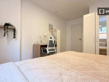 Se alquila habitación en piso compartido de 6 habitaciones en Torrent, solo profesionales