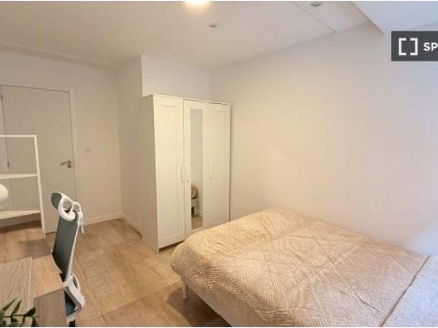 Se alquila habitación en piso compartido de 6 habitaciones en Torrent, solo profesionales